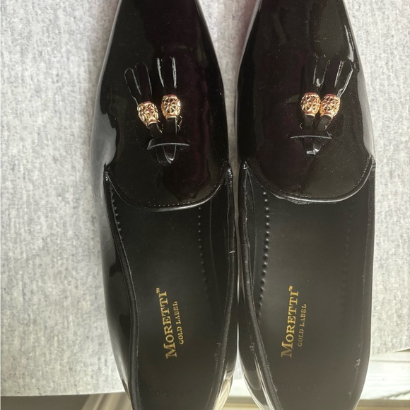 Elegant Black and Gold Slip-On Loafers - Picture 1 of 3
